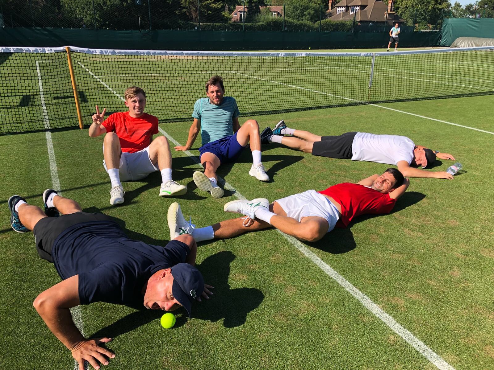 DgyEEUWUwAEonh5.jpg:large