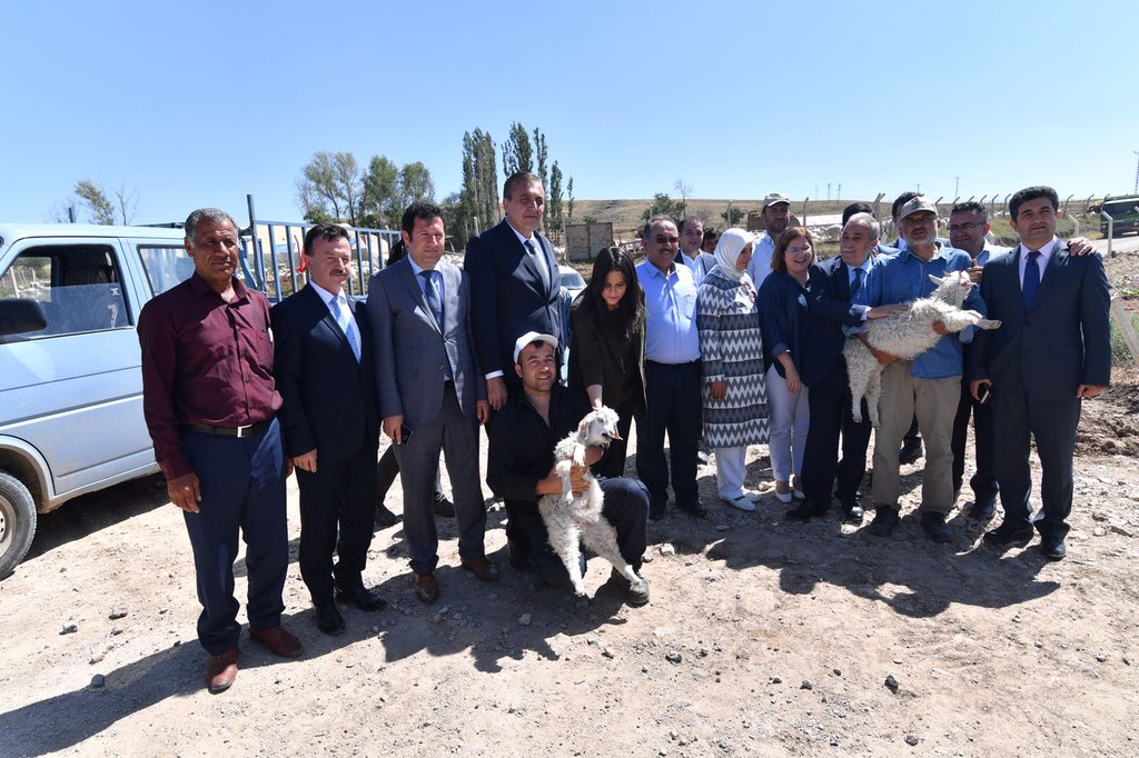 Yol üzerinde bizlere selam veren toprağımıza alın teriyle bereket katan kıymetli işçi ve çiftçi kardeşlerimizle bir araya geldik.