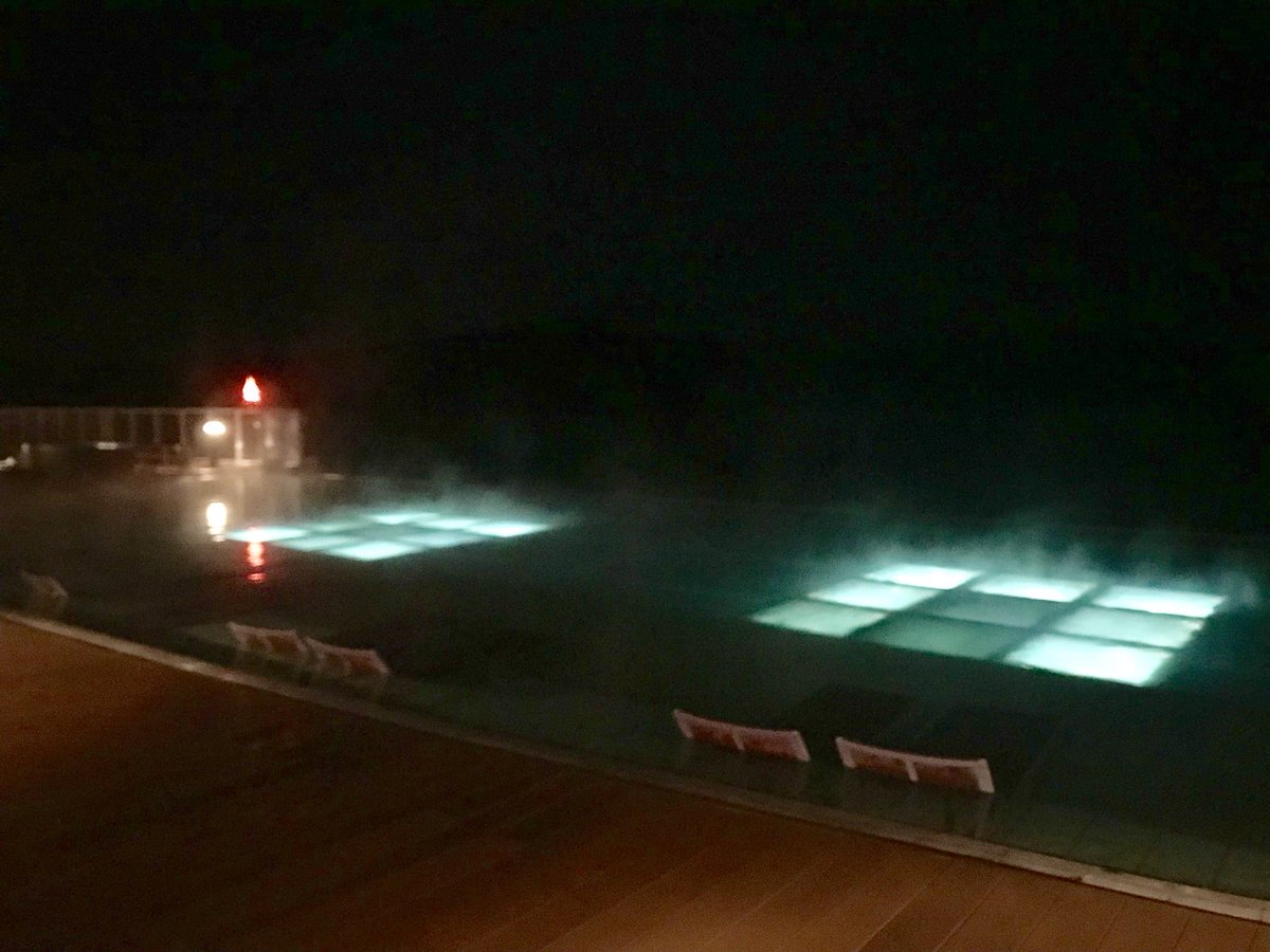 ロプロス 夜の天空ガーデンスパ もちろん湖のほうは真っ暗でほとんど何も見えないけど 背後の壁には花火やオーロラの映像が投影されています 温泉宿 に光や音で過剰な演出をするのは好きじゃないけど スパリゾート と考えたらこういうのも ロプロス 夜の天空ガーデンスパ もちろん湖のほうは真っ暗でほとんど何も見えないけど 背後の壁には花火やオーロラの映像が投影されています 温泉宿 に光や音で過剰な演出をするのは好きじゃないけど スパリゾート と考えたらこういうのも