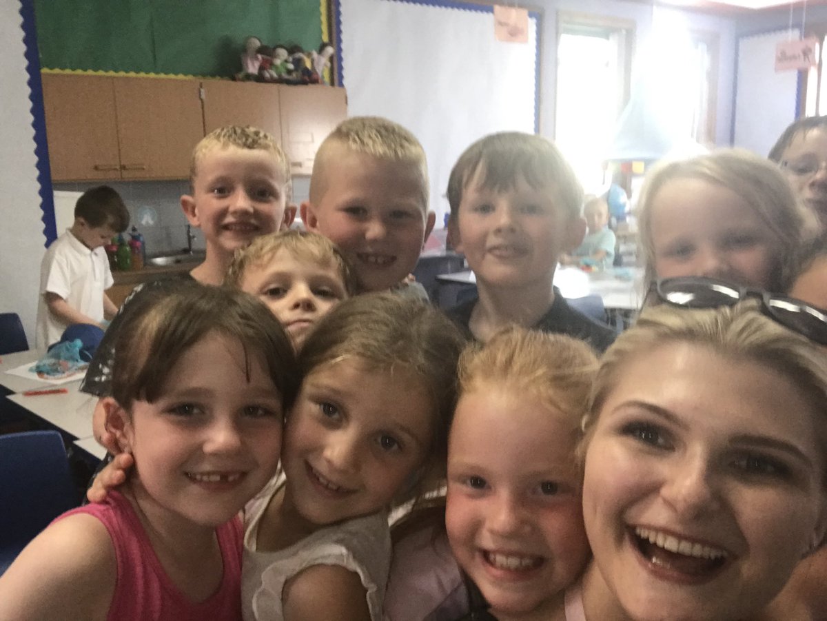 itsMissRaitt's tweet photo. Selfies with our friends! https://t.co/EAL8hX9Enl