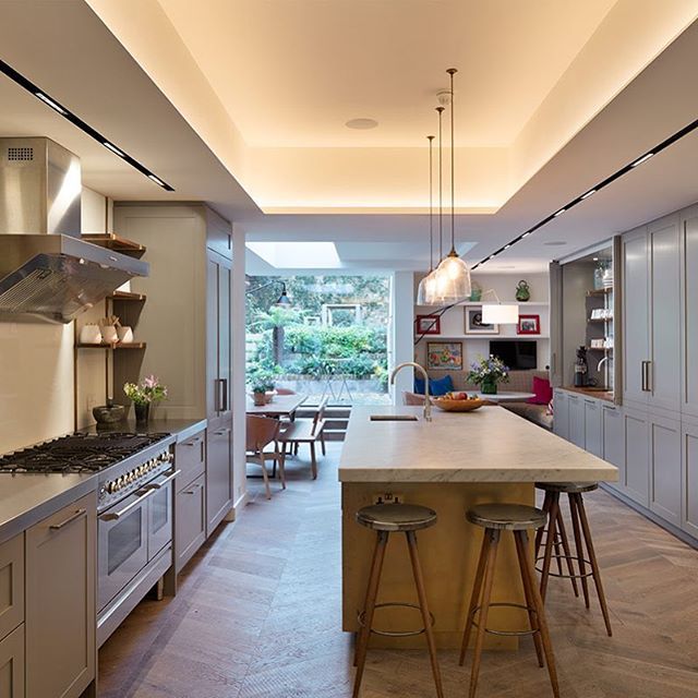 roundhouse_dsgn's tweet photo. Our beautiful brass wrap island and brass details glow in the concealed lighting in this Classic painted kitchen. Despite its basement setting the kitchen is light and airy #roundhousedesign #brassdetails #bespokekitchen #luxurykitchen #basementkitchen #… https://t.co/2amgVpyWS5 https://t.co/i57hYp31Oc