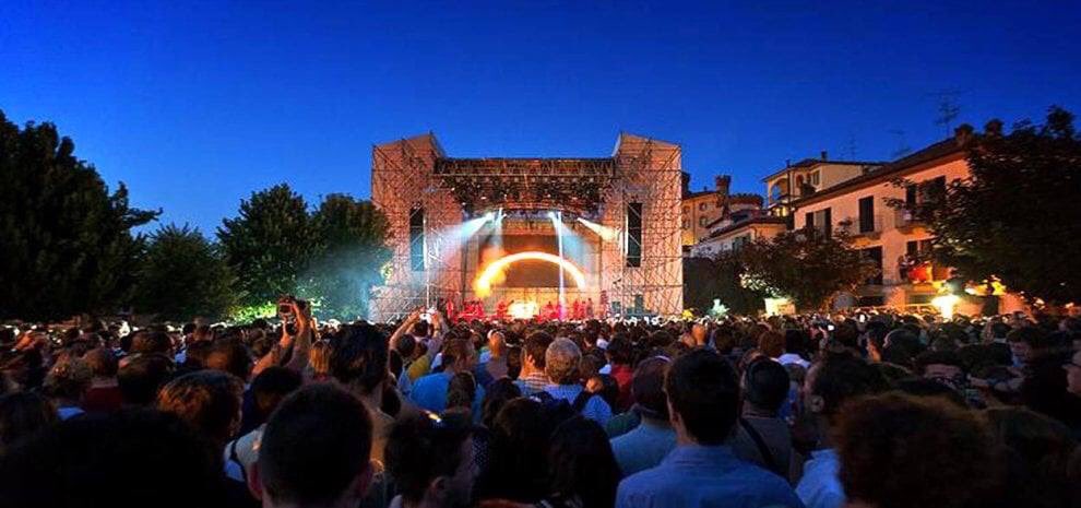 Ci sono i concerti, gli incontri letterari e gli appuntamenti enogastronomici. E poi c'è un festival #agrirock che li racchiude tutti: <a href="/Collisioni/">Collisioni Festival</a> da domani accende #Barolo e il territorio di #LangheRoero! 🎶🍷📚