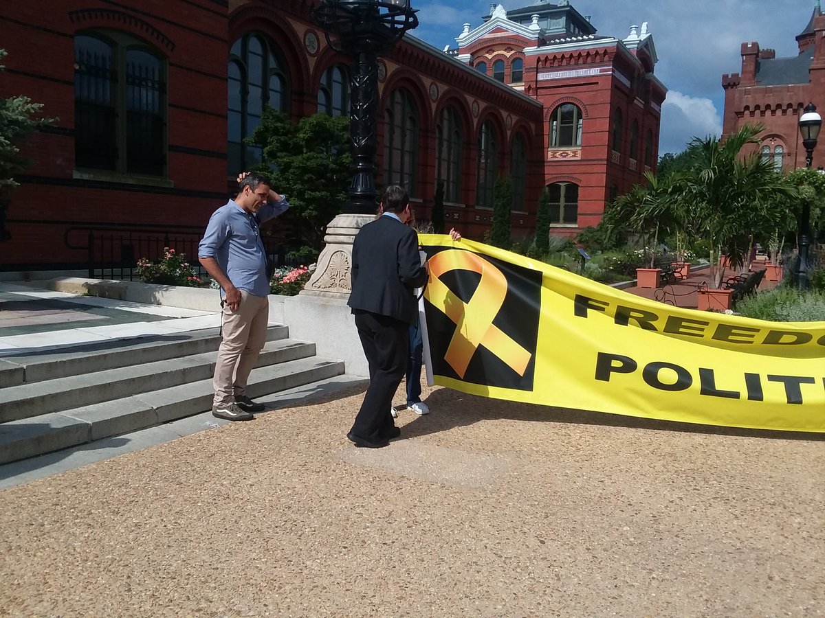 EugeniaLozanoVi's tweet photo. L'organització del @SmithsonianFolk demana a un grup de catalans que retirin la pancarta reivindicativa pels presos polítics, ja que no estan permeses les manifestacions polítiques. https://t.co/aQA2ozpdhP