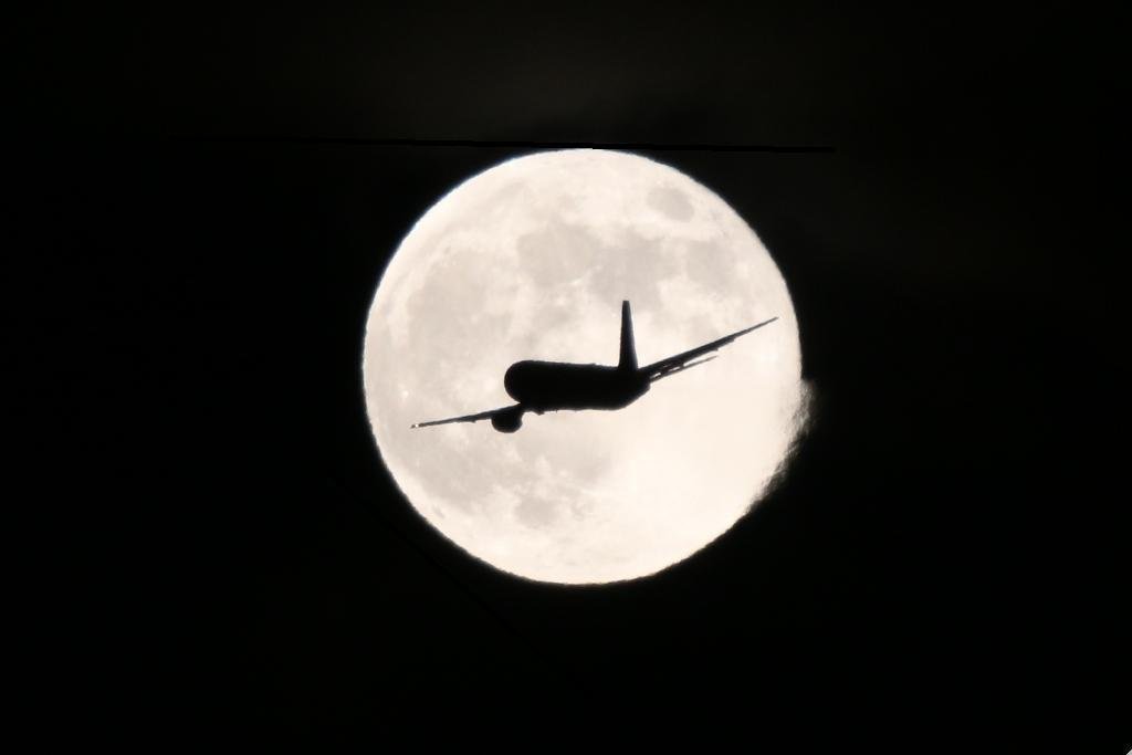 leena_airline's tweet photo. やりました‼️
時間が経ちほとんどの飛行機が月の下を通過していく程昇ってしまい諦めかけてたとき…
普段から上がりの良いB6が来て…ついに‼️
トリミングして画質悪くなってますが…
#RJTT 
#羽田空港 
#満月 
#ストロベリームーン 
#NH321 
#JA614A https://t.co/aINQAA5zRY