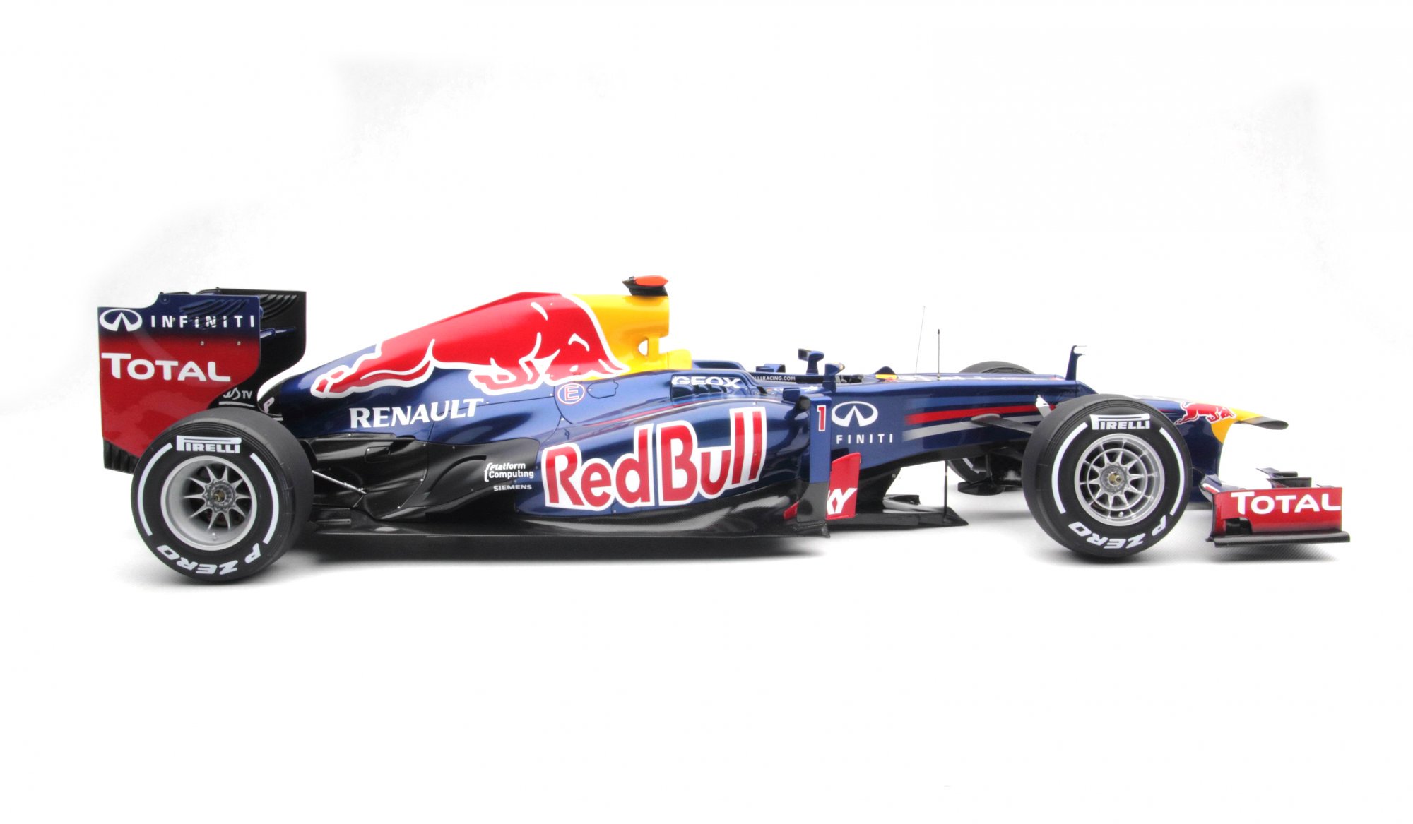 Revealing the Oracle Red Bull Racing RB18 at 1:4 scale – Amalgam Collection