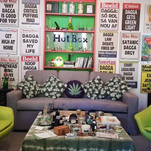 Remember, there is an audio only version of the #HotboxPodcast on our Soundcloud channel. So while you're in traffic or the wide open spaces of a South African road trip or just home alone, check them out! 🌱🌱🌱🇲🇱👺
j.mp/2GsP5Mv
j.mp/2Gui0jf