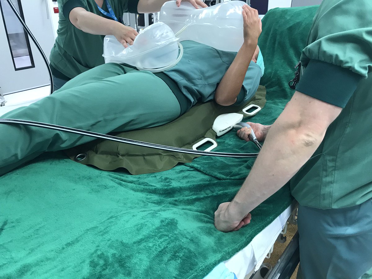 Ergotrics geeft een demonstratie van haar opblaasbare producten in het Universitair Ziekenhuis Leuven crosscare.eu/ergotrics-geef…