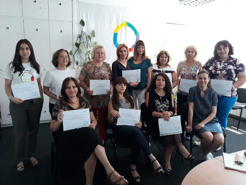 Repeco_OIF's tweet photo. Du 18 au 22 juin, à #Sofia (#Bulgarie), le Centre régional francophone en Europe centrale et orientale (#Crefeco) a organisé un Atelier de conception de fiches pédagogiques sur la thématique : « Egalité Femme-Homme : La lutte contre les stéréotypes de genre ». https://t.co/HWxK0ZmOa7