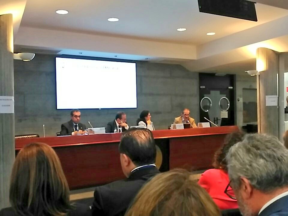 En las Jornadas de la CRAJ de #Bilbao hablando del funcionamiento de las Comisiones de la CRAJ colegiales y en concreto de la de @icamalaga con <a href="/decanofjlara/">Fco Javier Lara Peláez</a>