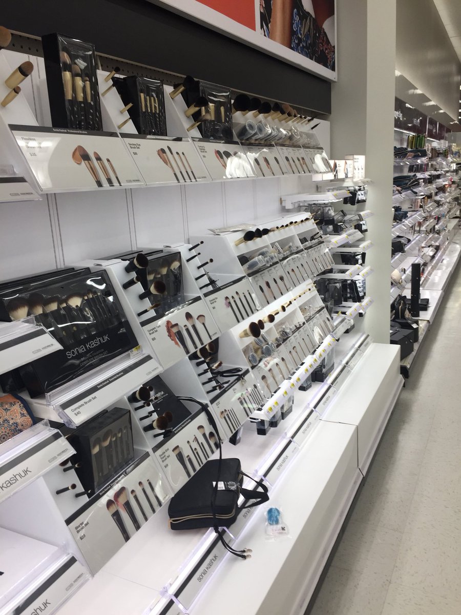 naranjo_stacey's tweet photo. Jealousy is an ugly thing but I’m still dealing with mine from helping out Niskayuna with getting their Men’s basics set up from their big remodeling.. these lucky ducks got the sweet new beauty design concept. I want one 😢 #Target #VML #2.0 #sojealous #itsamazing #Wantyneedy https://t.co/2nDsPsq1HD