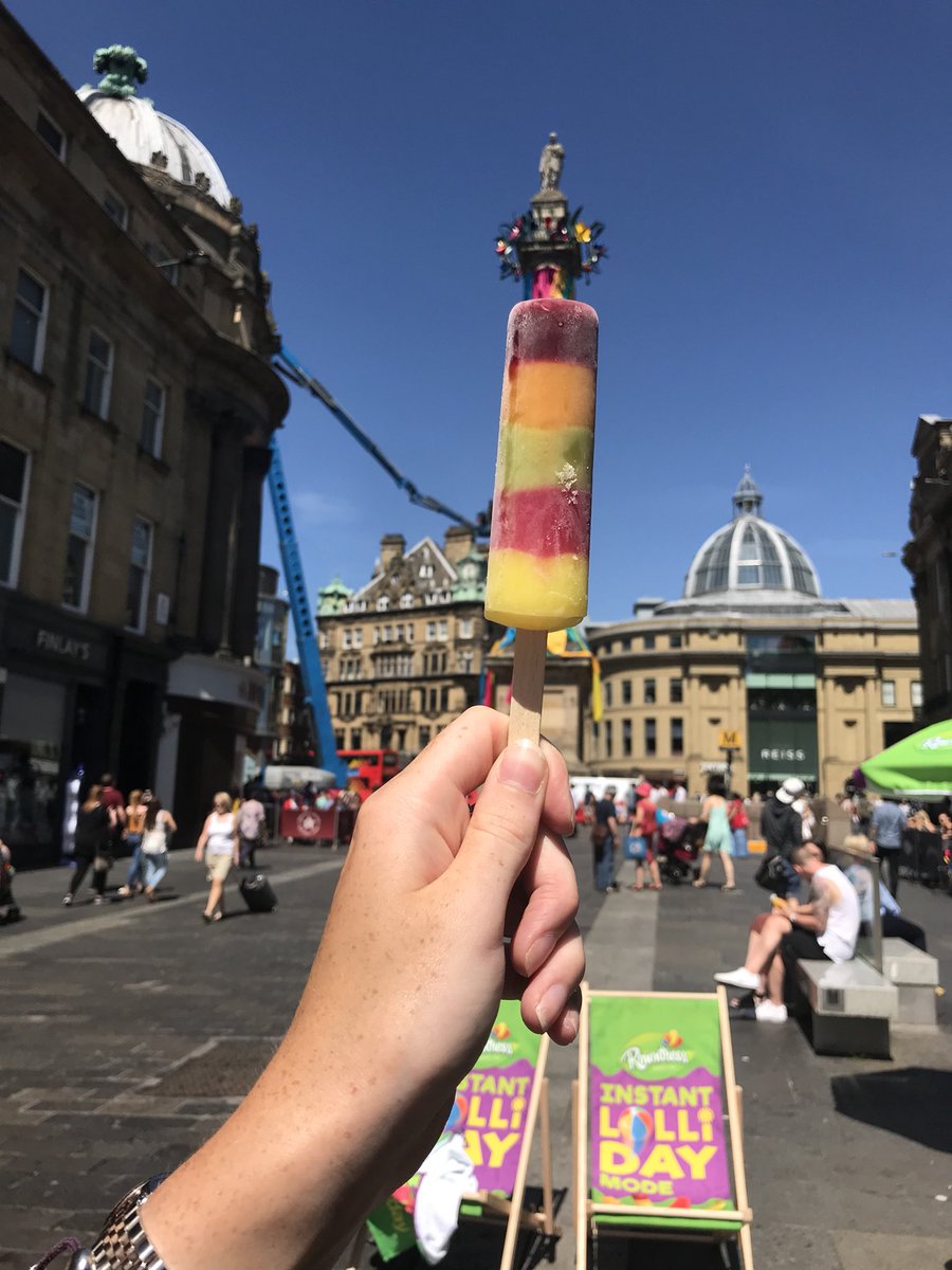 LouiseReid96's tweet image. Monument looking colourful today... #rowntreeslolliday 🏛