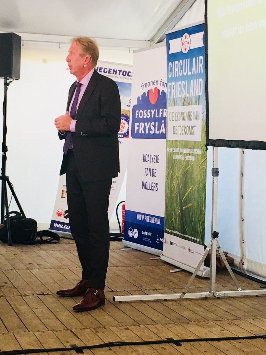 We zijn onderdeel van een revolutie: prijs u gelukkig! Aldus ⁦<a href="/janrotmans/">Jan Rotmans</a>⁩ bij de #Zomerborrel van ⁦<a href="/CirculairFRL/">Circulair Friesland</a>⁩ en <a href="/freonen/">Freonen fan Fossylfrij Fryslân</a> @GrieneGreide <a href="/garyp/">garyp</a> @Niemandaandezijlijn