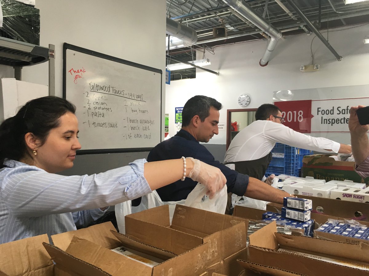 IFPrograms's tweet image. Our European visitors from the #IVLP volunteering with @FoodShuttle last week. We love when visitors are able to experience volunteer opportunities in #Raleigh
