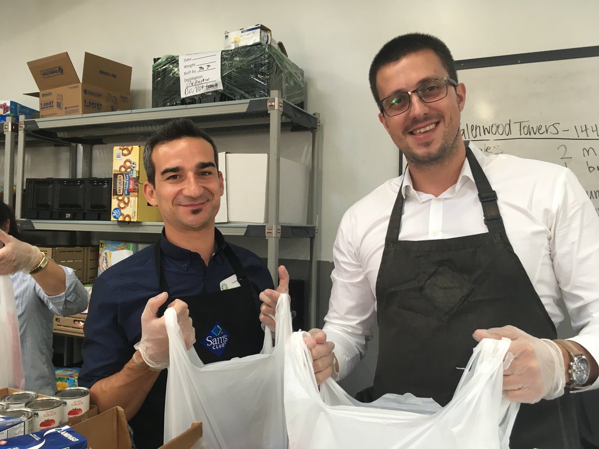 IFPrograms's tweet image. Our European visitors from the #IVLP volunteering with @FoodShuttle last week. We love when visitors are able to experience volunteer opportunities in #Raleigh