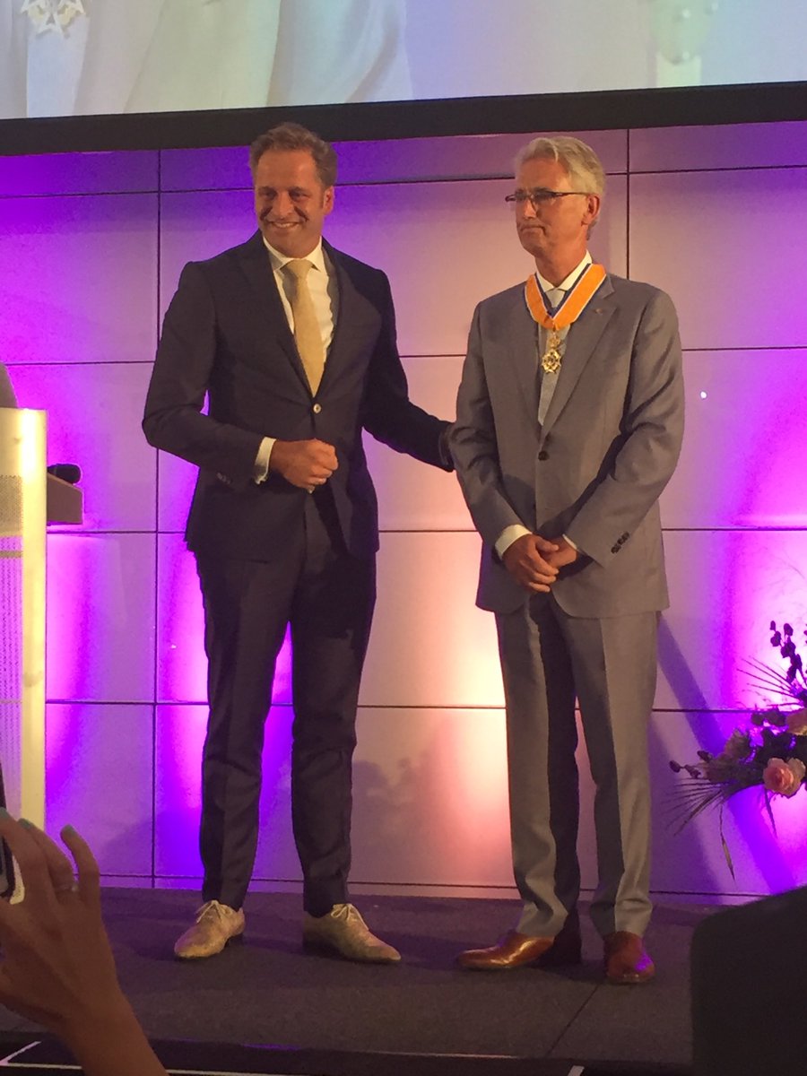hugodejonge's tweet photo. Een eer om vandaag vertrekkend collega André van der Zande (directeur-generaal bij @RIVM) te mogen bevorderen tot Commandeur in de orde van Oranje Nassau. Bedankt voor je jarenlange inzet en al het mooie werk André! https://t.co/w4YhYdIX9j