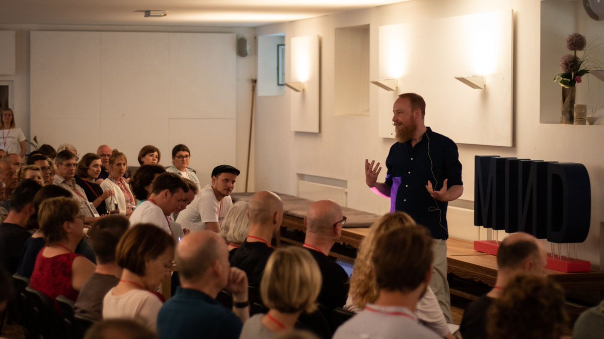 Mind_Events's tweet image. Unser Moderator @ReneTraeder bei der #MIND2018. Mit seiner sympathischen Erzählweise hat er uns die gesamte Konferenz begleitet. Danke, dass du dabei warst, René – wir waren wirklich begeistert von dir!