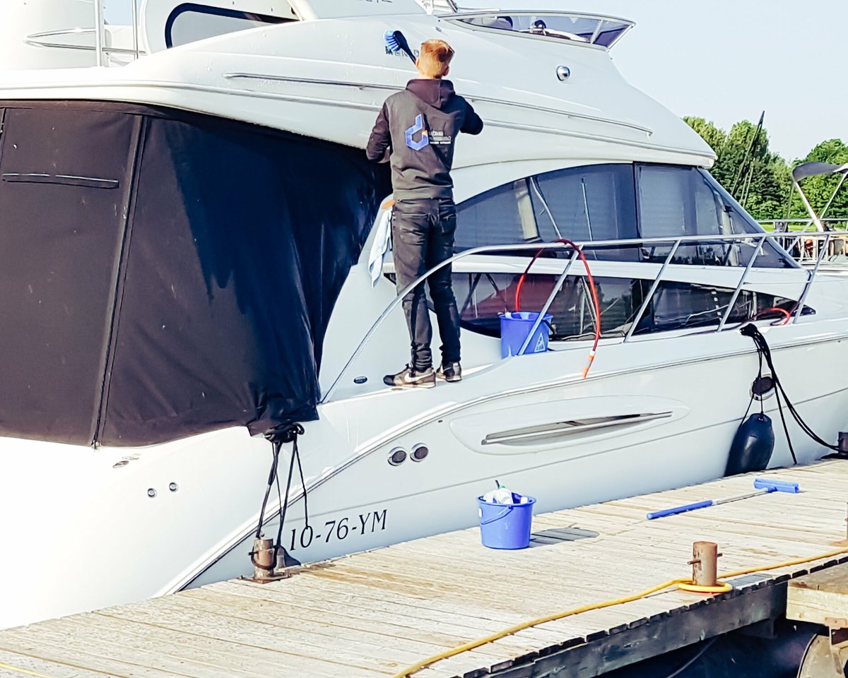 Een mooie dag om uit te #varen. Jan Willem doet nog even de 'finishing touch' #gewoonschoon #hetiszomer #zon