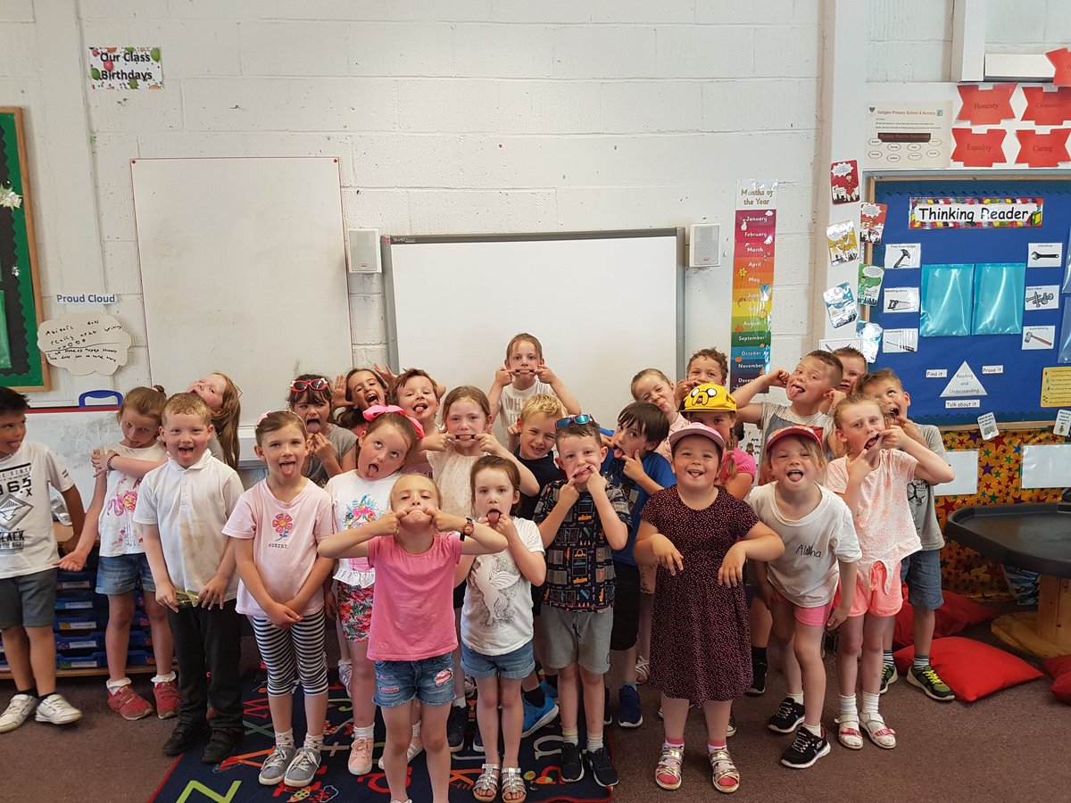 Hallglen_P3B's tweet photo. Our last group picture in p2! What a great year we've had together😁☀️ https://t.co/pAxTIBuF6e