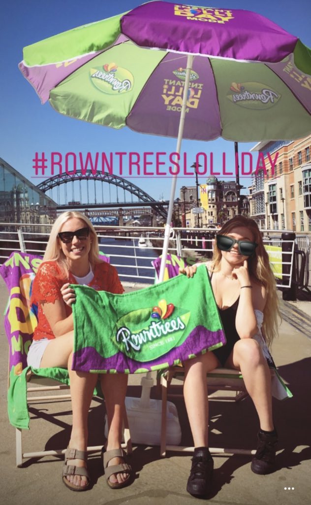 LouiseReid96's tweet image. Summer ‘18 checklist:
Sunglasses ✅ Sun ✅ Rowntree’s Lolli ✅ #rowntreeslolliday