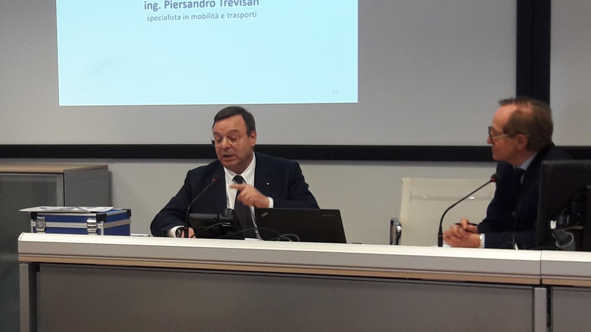 ConfindustriaL's tweet photo. Intervento del Presidente Bonometti al convegno del cluster @MobilityCluster 'Industria e innovazione': forza industria 🇮🇹 è da sempre la filiera. In Lombardia tale concetto si è evoluto in cluster e consente pmi di cogliere opportunità legate all'internazionalizzazione  #9CTL https://t.co/MmsFVOFgFu