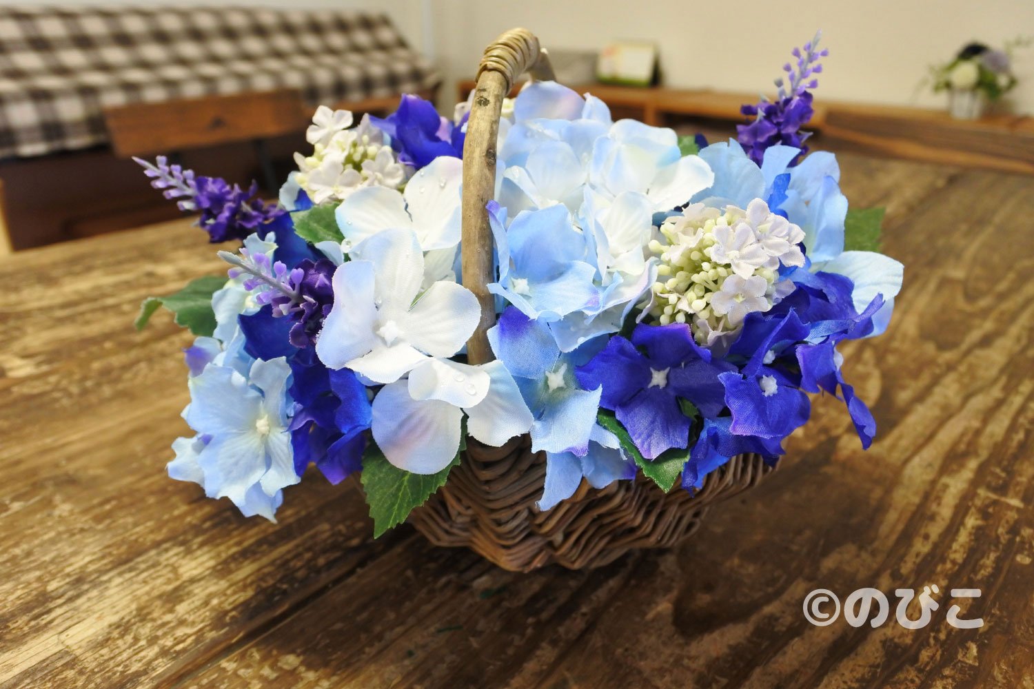 イラストレーター のびこ Ar Twitter 梅雨をテーマに造花アレンジメントを作ってみました カゴはナチュラルキッチン アンド あじさいと濃い紫のお花はダイソー 薄紫の小さなお花のは確かセリアの 造花 アーティフィシャルフラワー フラワーアレンジメント