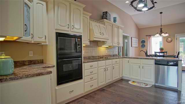missourihomes's tweet photo. MUST SEE! 4547 square feet CUSTOM! For more information, click the link https://t.co/yvtgyXuJNL #realestate #realtor #stlouis #Mehlvillemo #arnoldmo #imperialmo #barnhartmo #buyingahouse #mortgage #realestateoffices #remaxhomeloan #remaxbestchoice #RealtorsWhoCare #homeforsale https://t.co/rTXsBpO50Z