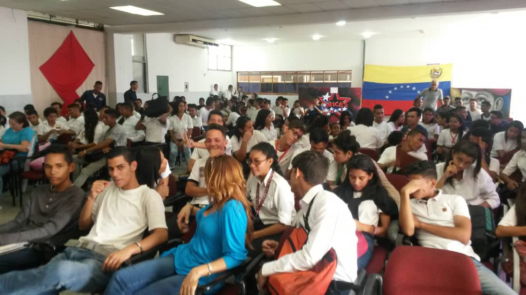 INPROCO1's tweet photo. @pna_carabobo Nuestros #AprendicesInces participando en el Cine foro #cfsSimonRodriguez para visualizar los #SuenosDeJuventud logrados después de #1añodeChambaJuvenil https://t.co/KIFJ23fkum