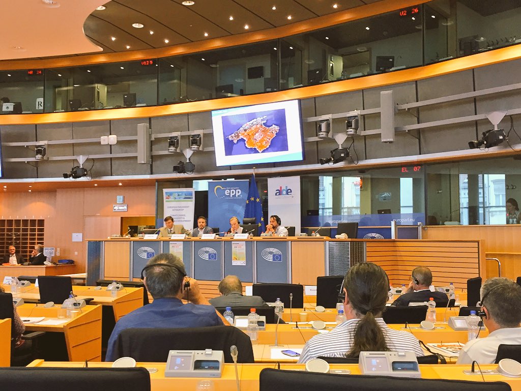 Antoni_Vicens's tweet photo. Gran acollida per part de diferents eurodiputats, en el marc de la #BeeWeek2018, de les bones pràctiques de les Illes Balears per frenar a la vespa asiàtica i el web https://t.co/e4gSCMjwEX. Enhorabona @Mar_Leza_Salord, @AnnaTraveset, @PonsPep i a tots els que ho feu possible! https://t.co/2XViRNbHwp