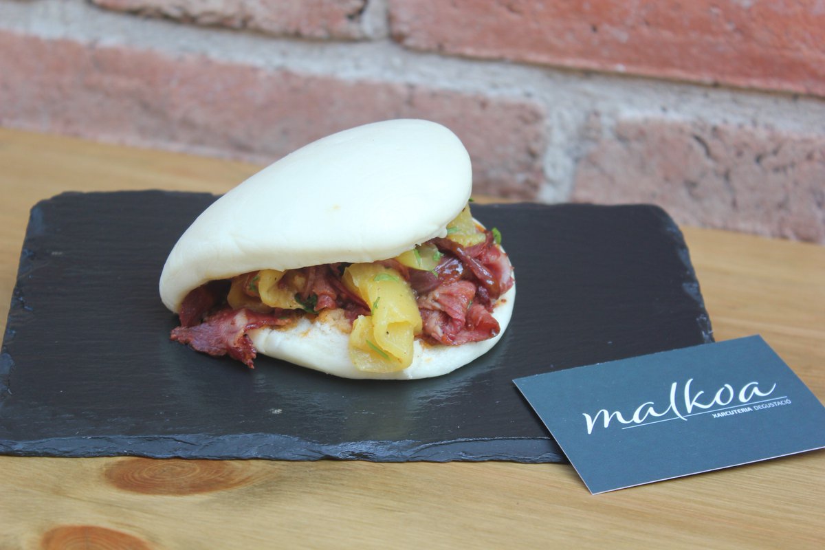 #Malkoa se estrena en Eat Street #offsantjoan, un local cañero 🤘 made in #Hospi que sirve amor a base de charcutería 🧡🐽🧡: galta con parmentier y crujiente de alcachofa &amp; bao con delicias de ternera y piña macerada con canela, clavo y ron. Sin palabras. 🤐