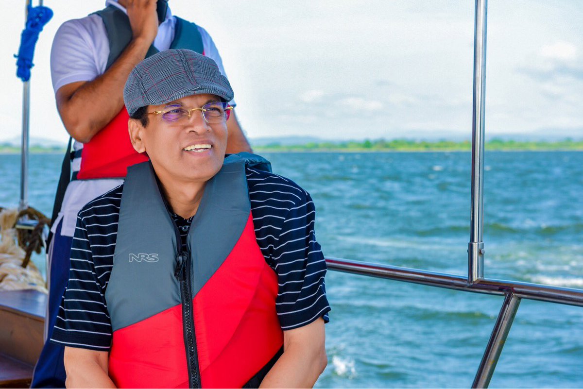 Shared a relaxing moment with fellow visitors to feel the morning breeze at  the Parakrama Samudraya this morning., image size:1200x801