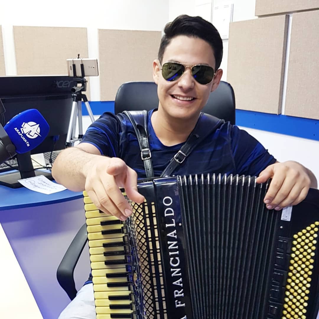 @fabianoguimaraes_ trouxe a sua simpatia e o seu forró para animar nossa estreia. 🎧📻🔝 #arapuanfmcg #campinagrande #soufãdaarapuan #cg #paraíba #rádio #arapuanfm #sistemaarapuan #rádioverdade #jornalismo