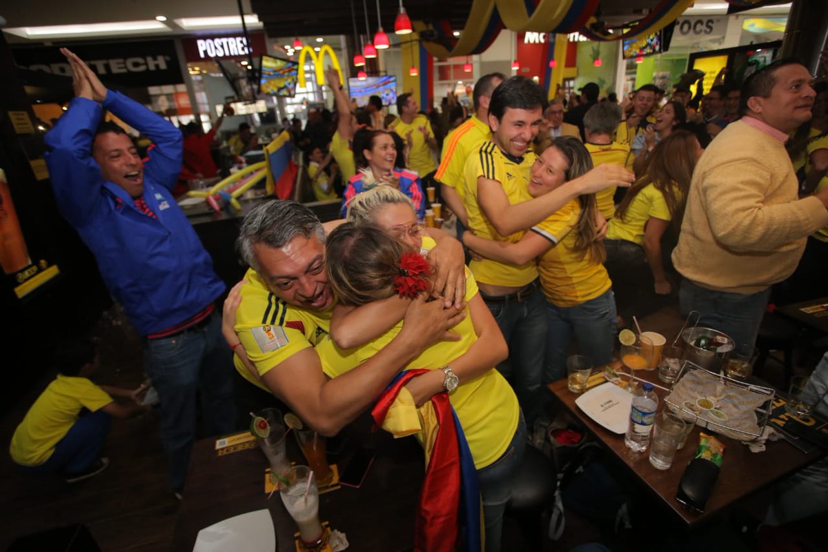 ELTIEMPO's tweet photo. ¡¡ESTAMOS A OCTAVOOOOOOS!! ¡GRACIAS, MI SELECCIÓN COLOMBIAA! Clasificamos como se debe: GANANDO #ElMundialEsNuestro 🇨🇴🇨🇴🇨🇴 https://t.co/mzs6Kj3bAJ