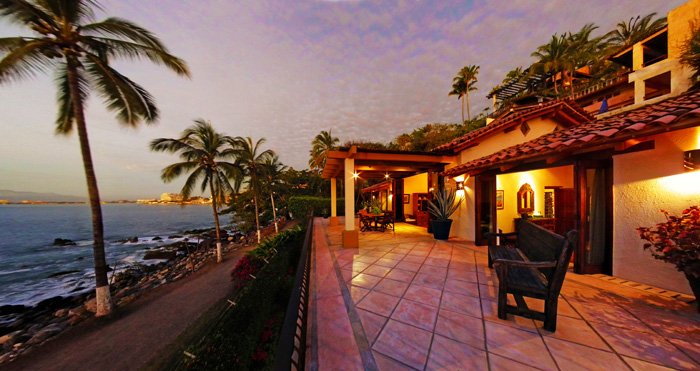 ApplegateREPV's tweet image. Casa Amapas. Fabulous villa right on the ocean in the exclusive Conchas Chinas area. This inviting home has been completely renovated, retaining the best of the classic Vallarta style with a Mediterranean influence. #Luxury #RealEstate #puertovallarta #Rental