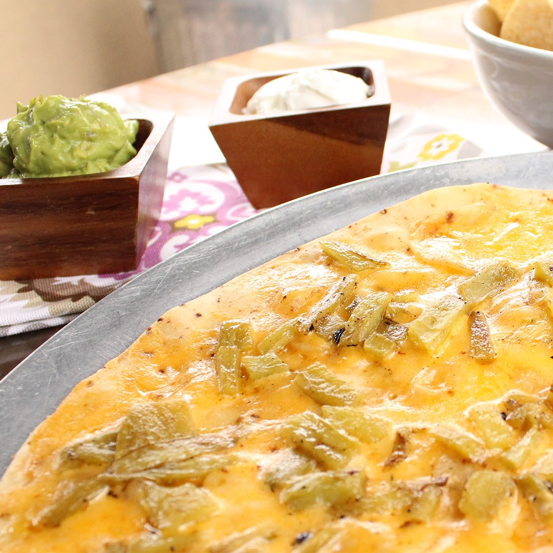 Craving our cheese crisp? 🧀 

Us too. ✔️

Taste the authentic tradition 👉🏼 bit.ly/IsabelsAmor 

#MoscowMule #MexicaliMule #IsabelsAmor #FamilyTradition #MexicanCuisine #Homestyle  📸: Instagram.com/niki_dana85