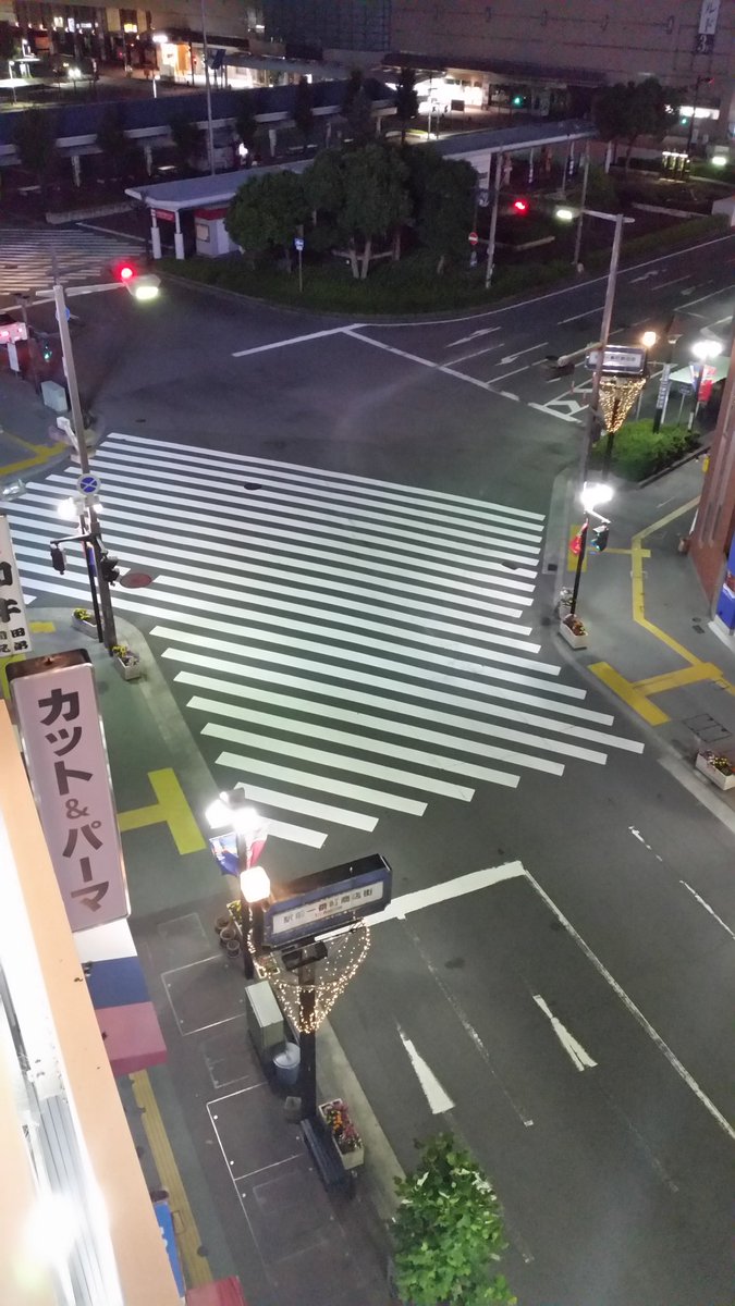 サッカー日本代表がグループリーグを突破した瞬間の徳島駅前スクランブル交差点の様子が話題に 残念でもないし当然の結果である とても平和 Togetter