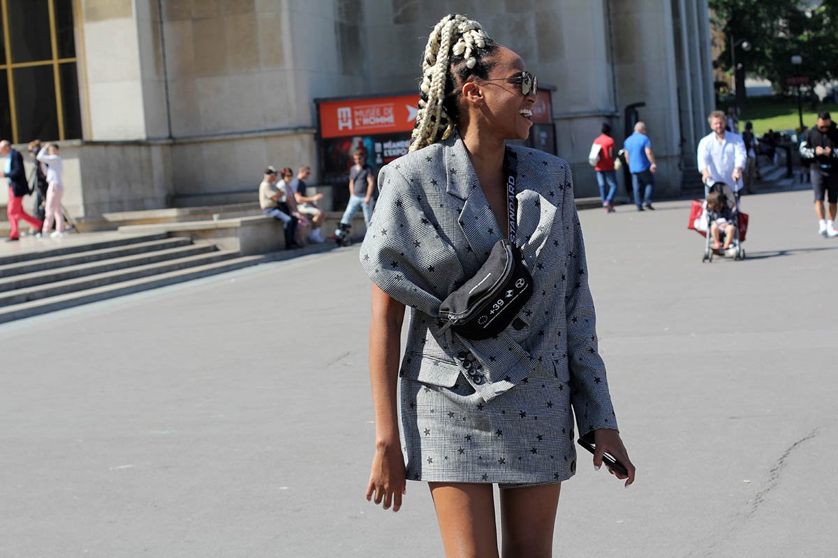 On the streets of Paris. . . Catch up on all the menswear shows before Couture starts next week: bit.ly/2JSYlbf (via <a href="/ADLETFASHION/">byadlet</a>)