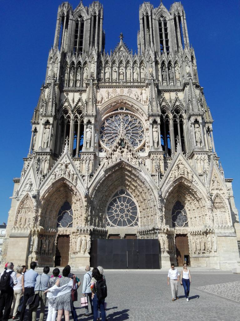 ExploreBiomass's tweet photo. Visit of the Reims cathedral before #ELB2018 meeting gala dinner with the sun shinning! https://t.co/cPCGLF1oVF
