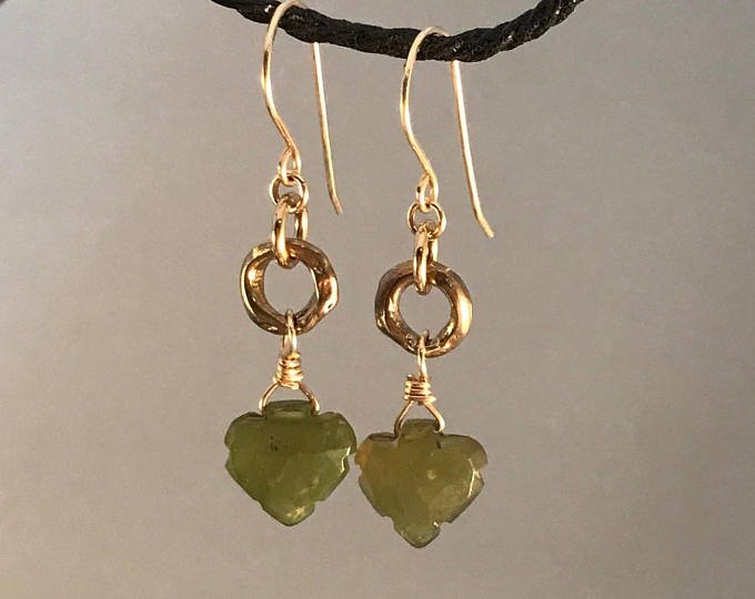 Artistic_PDX's tweet photo. Today 11:30-1:30 p.m. Beth Jones will be demonstrating delicate wire wrapping of raw diamonds to make earrings.
#theHeARTofPortland #portlandnow #downtownpdx #artdemo #artist #northwestisbest #nw #gallery #Oregon #pdx #pdxart #portland #exploreoregon #traveloregon https://t.co/W4Q4m8fDKb