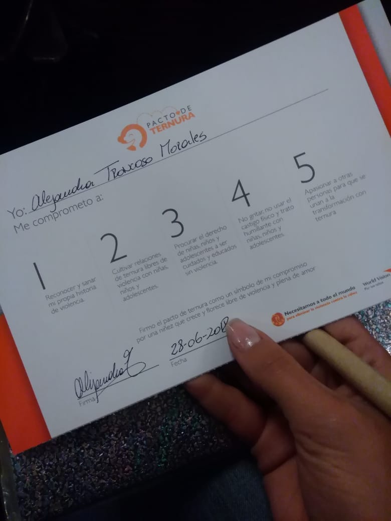 crea_equidad's tweet photo. La Directora del PIE 24 hrs de Lo Prado, de la Fundación @crea_equidad, firma el Pacto de la Ternura de @WorldVisionCHL en el contexto de la presentación de los resultados del estudio #ModelosDeCrianza #Infancia #DerechosNiñez https://t.co/zYZUIvjltw
