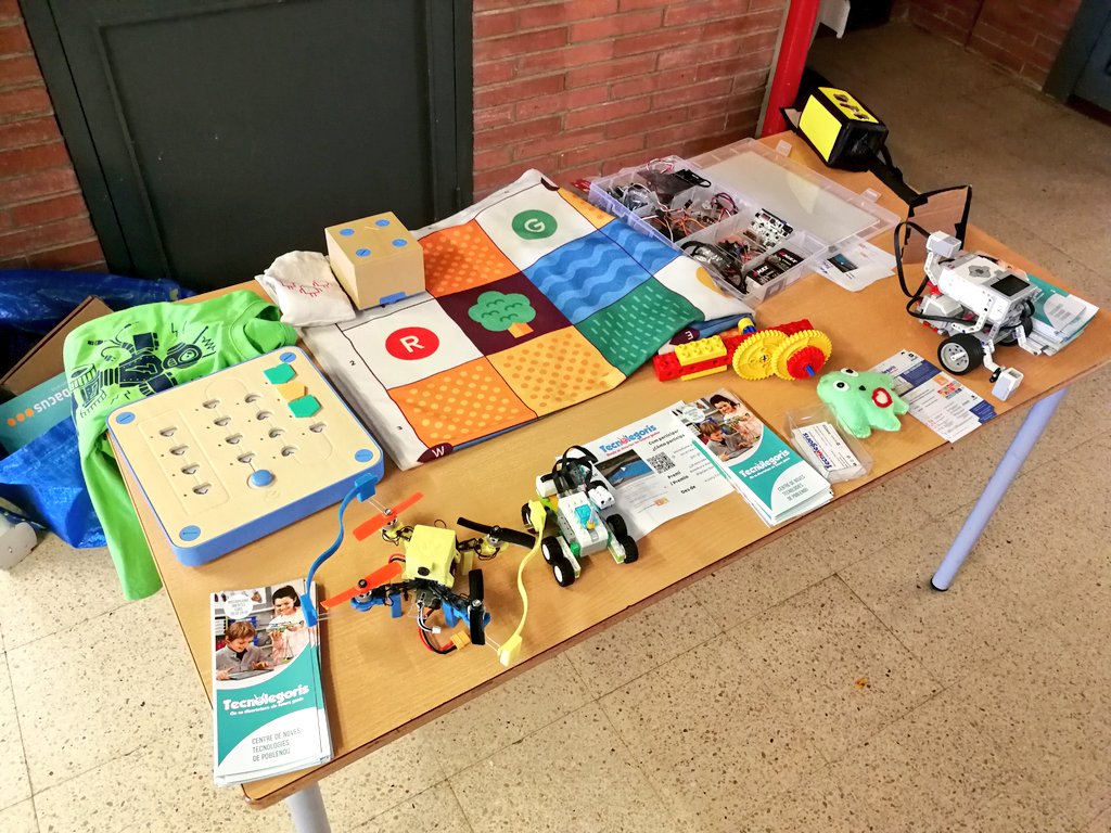 L'#edcampsantmarti ha estat possible gràcies a la col·laboració de <a href="/eixoscreativa/">Eixos Creativa</a> <a href="/Tecnolegoris1/">Tecnolegoris</a> <a href="/TbKidsSantCugat/">TBKids</a> <a href="/EDUKEMNOS/">EDUKEM-NOS</a> <a href="/AbacusCoop/">Abacus cooperativa</a> i Paideia. Avui comptem amb la presència dels dos primers col·laboradors: gràcies a tots!