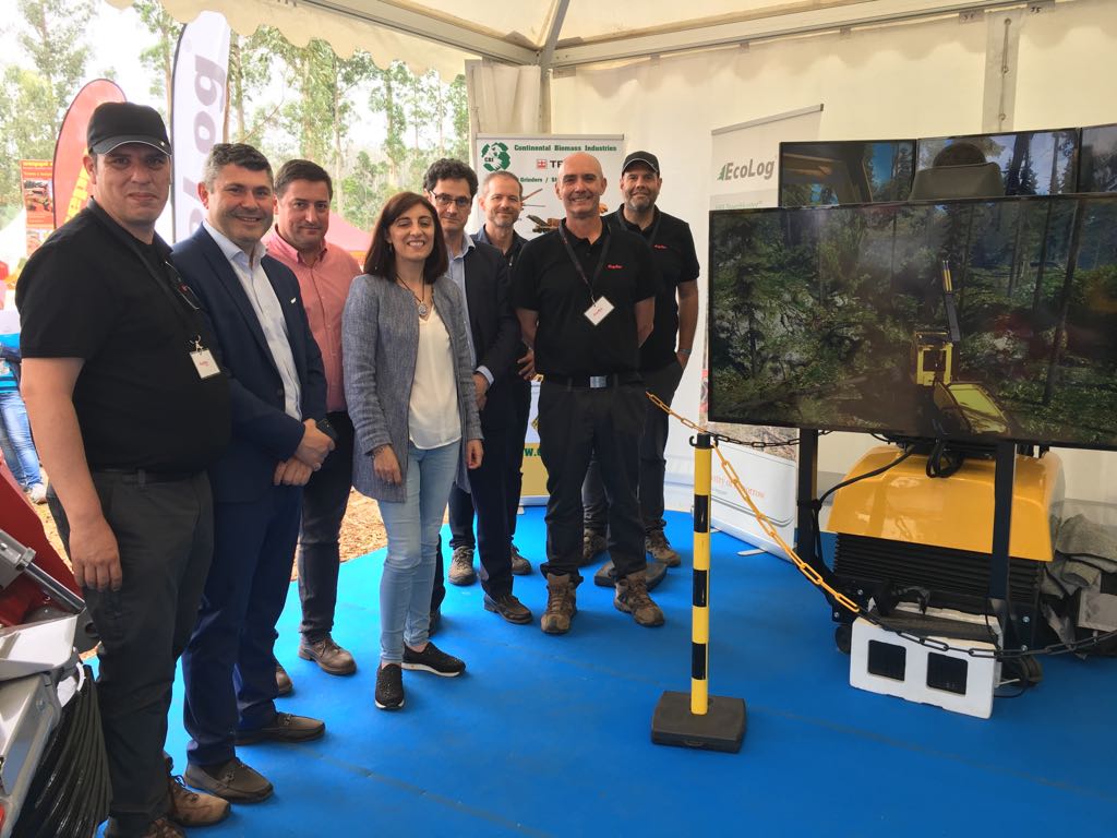 Diegoesni's tweet photo. Visita de la Conselleira do Medio Rural de Galicia a nuestro stand #LogMax #EcoLog  @galiforest #FeiraGalicia https://t.co/vw2TrdhPh1