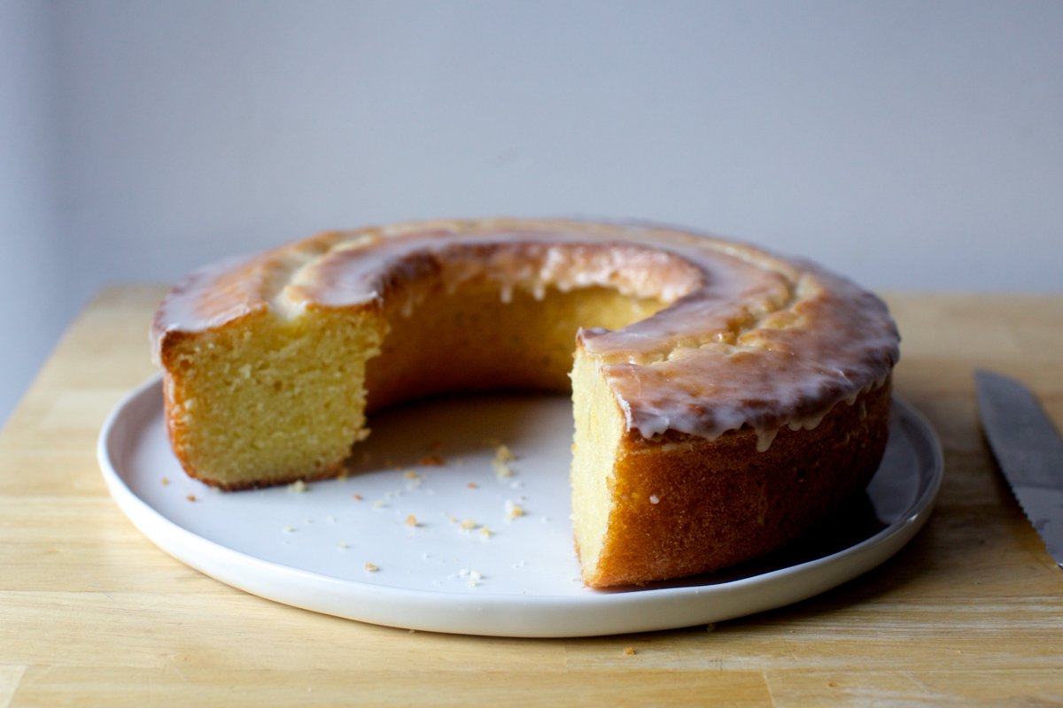 smittenkitchen's tweet image. New: A sunny, simple, lemony Italian tea cake flavored with the most incredible texture -- firm and almost crunchy at the edges, rich and plush within. The glaze, applied directly onto the hot cake, makes it look like a doughnut. goo.gl/Fm27py