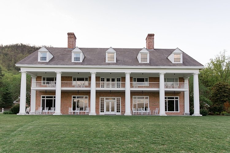DestWedDetails's tweet photo. This #wedding in #Tennesse was intimate and elegant with a charm that somehow only a classic southern wedding can manage. Details up on the blog today! https://t.co/l3b3UBN5E4 https://t.co/MRHQtkwXj6