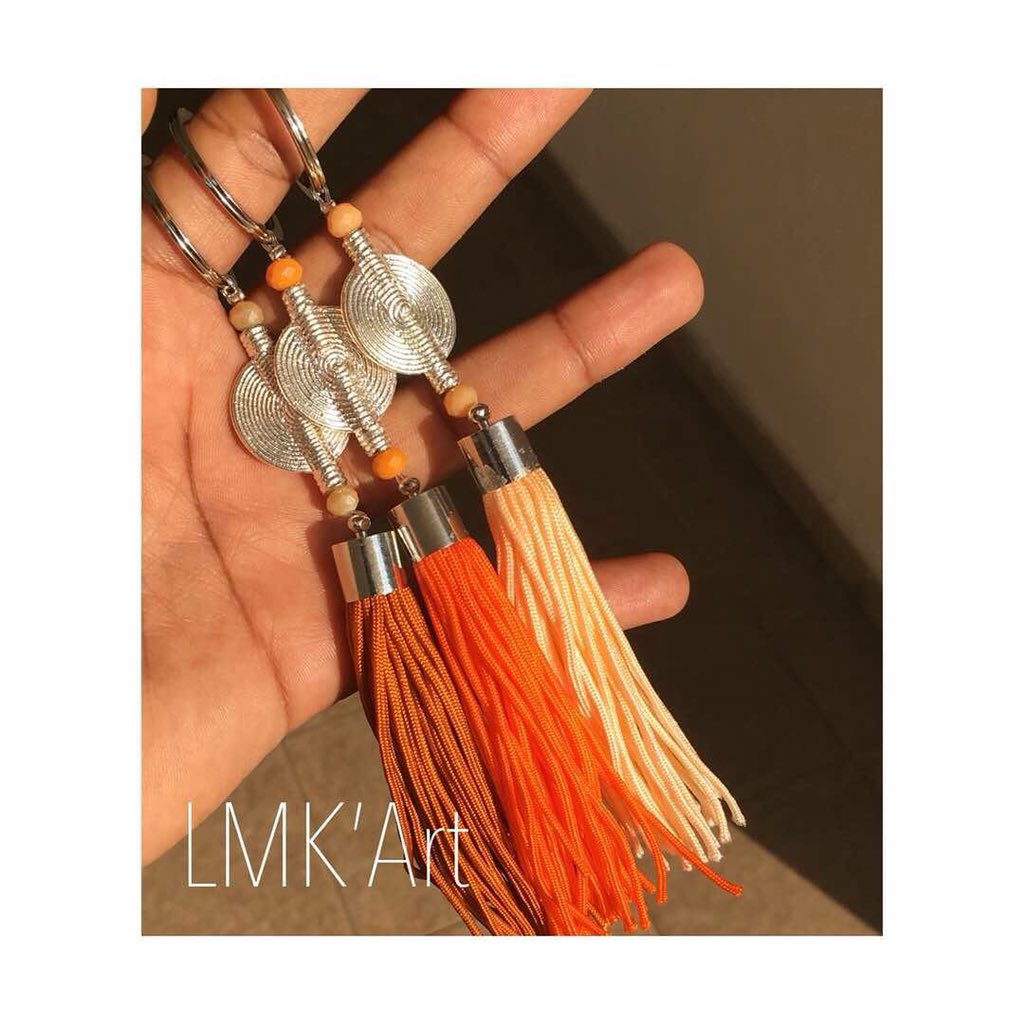 Meenutella's tweet photo. Sinon, les amis d’Abidjan, si vous aimez les jolis petits bijoux fait main et pas chers, j’ai une amie qui tient sa petite entreprise, pour ne pas devenir une go avare demain😅
À partir de 1000f.
Faites un tour sur sa page : https://t.co/vhO3zv3upE
Les RT aussi sont appréciés 😊 https://t.co/YeWPnUlBEU