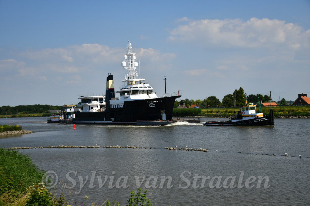 siarella99's tweet photo. En toen kwam de #Sherpa over de #HollandscheIJssel bij @Zuidplas. Even een stukje meegefietst voor wat sfeerplaatjes. #megajacht #megagroot @gouweijssel #Moordrecht #Nieuwerkerk a/d IJssel. https://t.co/ym2ZM1m4tE