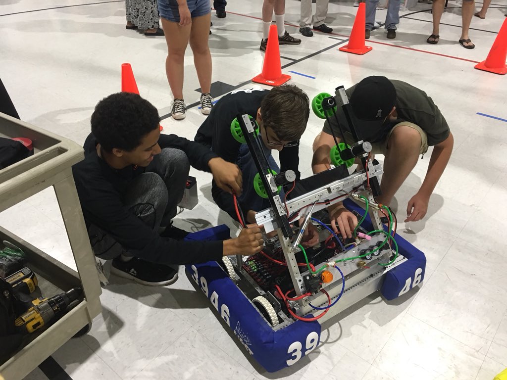 slidellrobotics's tweet image. #team3946 had an amazing time at St. Tammany Junior High for #STEMday 🐅