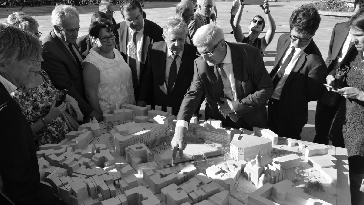 Le maire de Limoges, Émile-Roger Lombertie, présente au ministre Jacques Mezard la maquette de la future place de la République. #LivePopu