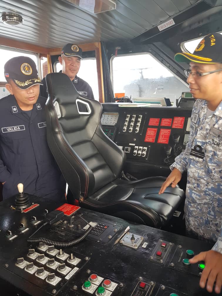 10TH TRILATERAL MARITIME PATROL KD SRI TIGA WITH BRP CEBU

<a href="/mykamarul/">Kamarul</a> 
<a href="/ARBA_My/">ARBA_RMN</a> 
<a href="/gkanedi/">Ganesh Navaratnam</a> 
<a href="/NavySDK/">MARKAS WILAYAH LAUT 2</a>
<a href="/MPA_Timur/">HQ Eastern Fleet</a> 
<a href="/tldm_rasmi/">Royal Malaysian Navy</a> 

#Kesiagaan
#Keselamatan