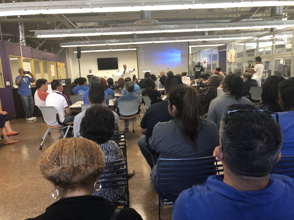chrisgalenotv's tweet photo. Town Hall for Student Workers at #LATradeTech due to changes in maximum amount of hours and limitations of positions throughout the #LACCD. The actions were spearheaded after conversations with the #AFTStaffGuild and LACCD. https://t.co/L7vxX7j4YN