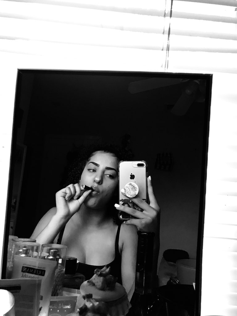 aviannasajous's tweet photo. backwood overdose 🤤🖤 https://t.co/3USEvQO1ZL